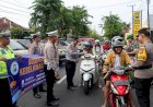Operasi-Keselamatan-Semeru-2024,-Polres-Pamekasan-Turun-Jalan-Berbagi-Brosur-Himbauan-Kamseltibcarlantas
