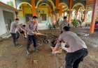 Sinergitas-Polisi-Bersama-TNI-dan-Warga-Bersihkan-Lumpur-Pasca-Banjir-di-Situbondo