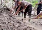 Di-Tengah-Lumpur-dan-Harapan-Polri-Bersama-Warga-Buka-Akses-Jalan-Kampung-Setie-Pascabencana