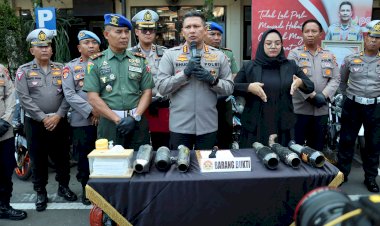 Cipta-Kondisi-Polisi-Bersama-TNI-Amankan-Ratusan-Ranmor-Diduga-Untuk-Bali-di-Kota-Malang