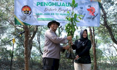 HUT-Humas-Polri-Ke-72,-Bidhumas-Polda-Jatim-dan-Jajaran-Tanam-Ribuan-Bibit-Mangrove-Minimalisir-Abrasi