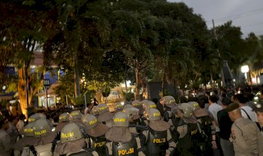 Polisi-Lakukan-Pengamanan-Jalannya-Sidang-Trio-Terdakwa-Penyebaran-Berita-Bohong-Tanah-Pakel-di-Banyuwangi