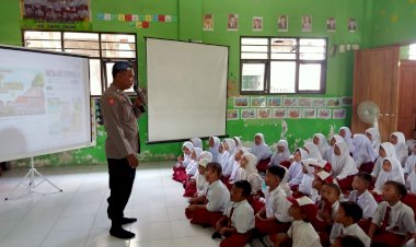 Anggota-Bhabinkamtibmas-Polsek-Jabon-Sidoarjok-Sosialisasikan-Disiplin-dan-Bahaya-Narkoba-di-SD-Panggreh-1