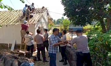 Aksi-Polisi-di-Jember-Sulap-Gubuk-Seorang-Nenek-Jadi-Rumah-Layak-Huni