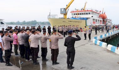 Kapolres-Sumenep-Berangkatkan-Personel-BKO-Pam-Pemilu-di-Kepulauan-Masalembu