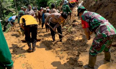 Gerak-Cepat-Polisi-bersama-TNI-Bantu-Warga-Pacitan-yang-Terdampak-Tanah-Longsor