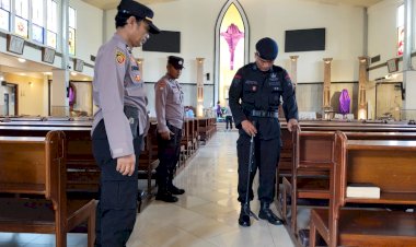 Jamin-Keamanan-Ibadah-Umat-Nasrani-di-Jumat-Agung-Satbrimob-Polda-Jatim-Sterilisasi-Gereja