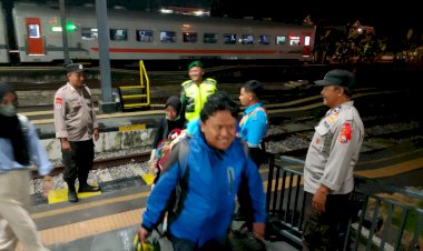 Sinergitas-TNI-Polri,-Patroli-di-Stasiun-Ngawi-Antisipasi-Arus-Balik-Mudik-Tahap-Dua