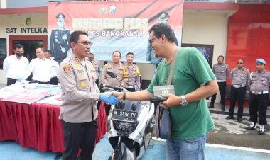 Kapolres-Bangkalan-Serahterimakan-Motor-yang-Hilang-6-Tahun-Silam-Kepada-Pemiliknya