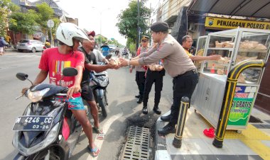 Jum’at-Berkah,-Polres-Bojonegoro-Sediakan-Etalase-Nasi-Gratis