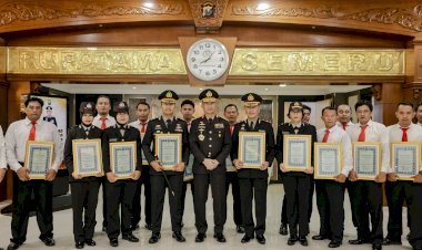 Hari-Lahir-Pancasila-Kapolda-Jatim-Beri-Penghargaan-untuk-120-Anggota-Berprestasi