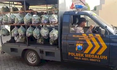 *Cara-Unik-Sampaikan-Pesan-Kamtibmas,-Polisi-di-Jombang-Sulap-Mobil-Patroli-Jadi-Gerobak-Sayur-Gratis*