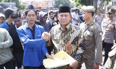 Polisi-Kawal-Aksi-Damai-PMII-Situbondo-Unras-Tolak-Wacana-Bangun-Wisata-Karaoke-Berlangsung-Tertib