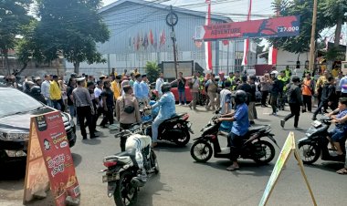 Polisi-Pertebal-Pengamanan-di-Kantor-KPU,-Pendaftaran-Paslon-Pilkada-di-Tulungagung-Berlangsung-Kondusif
