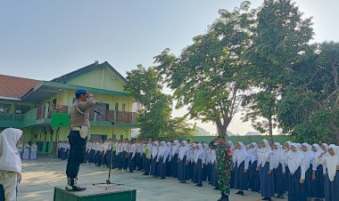 Bhabinkamtibmas-dan-Babinsa-Rejeni-Bina-Disiplin-Pelajar-SMPI-Krembung