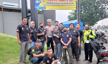 Polisi-Pasang-Banner-Himbauan-Rawan-Kecelakaan-Lalu-Lintas-di-Jalan-Raya-Trosobo