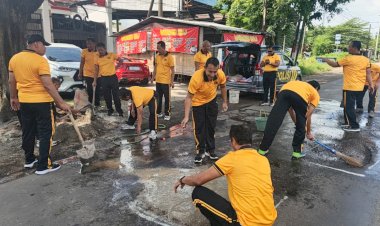 Cegah-Laka-Lantas,-Polsek-Balongbendo-Lakukan-Bhakti-Keselamatan-Tambal-Jalan-Berlubang