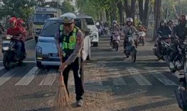 Peduli-Keselamatan,-Polisi-Sigap-Tangani-Tumpahan-Solar-di-Jalan-Raya-Buduran