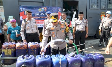 Peringati-HUT-ke-81-RI,-Polres-Pasuruan-Kota-Salurkan-Air-Bersih-untuk-Warga-Pesisir