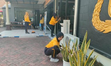 Jelang-Hari-Jadi-Polwan-ke-78,-Polwan-Polresta-Sidoarjo-Serentak-Kerja-Bakti-Bersihkan-Lingkungan-Mako