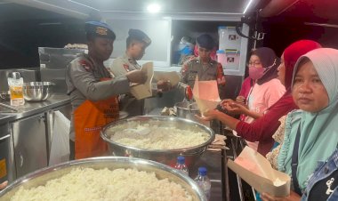 Brimob-Polda-Jatim-Kerahkan-Randurlap-dan-Water-Treatment-Pasok-Makanan-dan-Air-Bersih-Pengungsi-NTT
