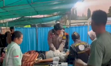 Pusdokkes-Polri-Berikan-Layanan-Kesehatan-Gratis,-120-Warga-Terdampak-Gempa-di-Reo-Telah-Dilayani