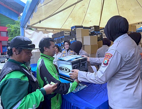 Ribuan Driver Ojol Deklarasi Kamtibmas “Jogo Jatim” di Stadion Gajayana Polresta Malang Kota Berbagi Beras dan Helm Gratis