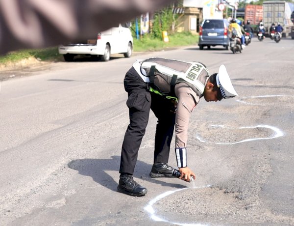 Jelang Nataru, Polres Gresik Tandai Jalan Berlubang Untuk Keselamatan Pengendara