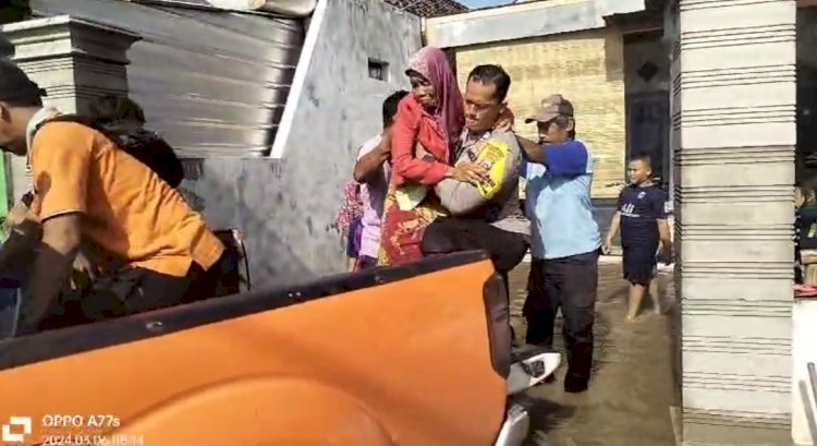 Sinergitas, Polisi Bersama TNI dan BPBD Evakuasi Korban Banjir di Mojokerto
