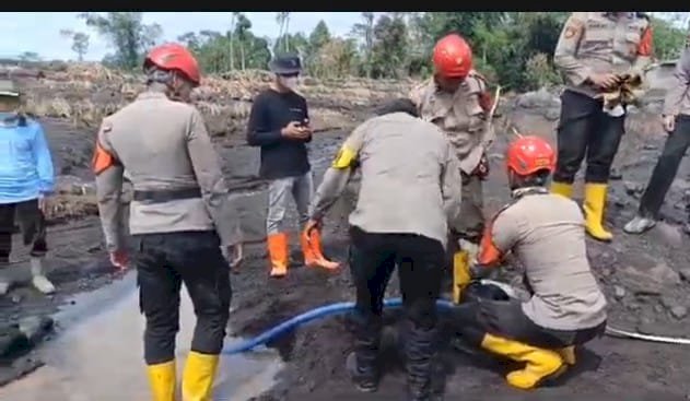 Polda Jatim Bantu Bersihkan Endapan Lahar Dingin Pascaerupsi Gunung Semeru