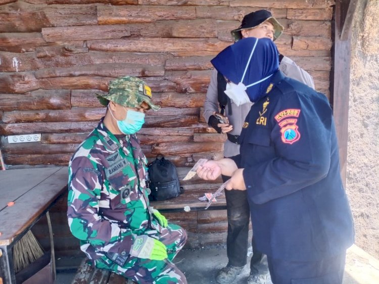 Polres Malang Libatkan Tim Dokkes, Menjaga Napas Para Penjinak Api Karhutla di Lereng Bromo
